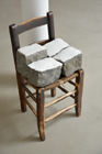 Protège, Emmanuel Aragon, installation, gravure sur caséine sur pavés, chaise ancienne, 2016